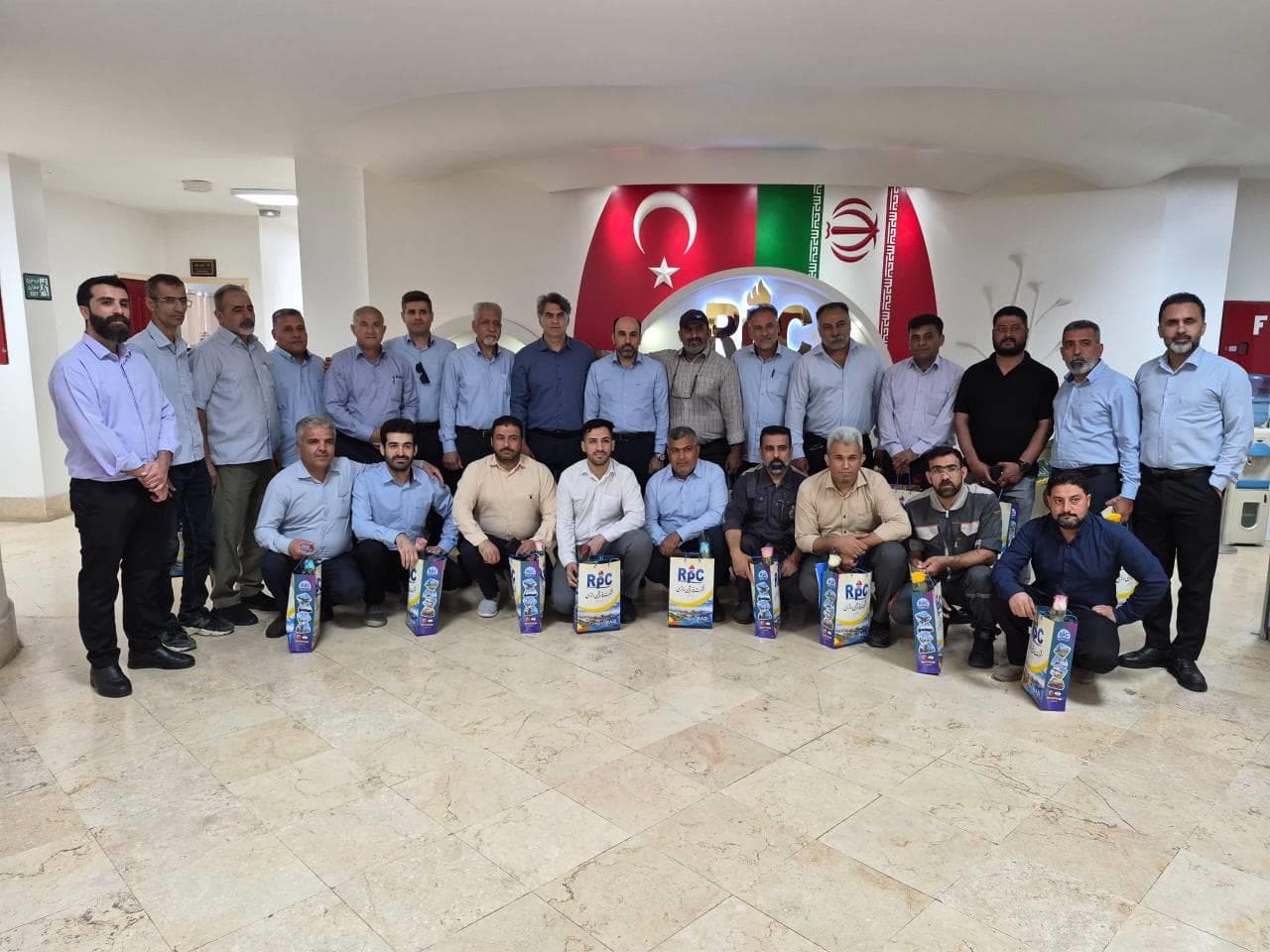 نبض تپنده‌ی ارتباطات در پتروشیمی رازی؛ تجلیل از همکاران پرتلاش واحد پُست